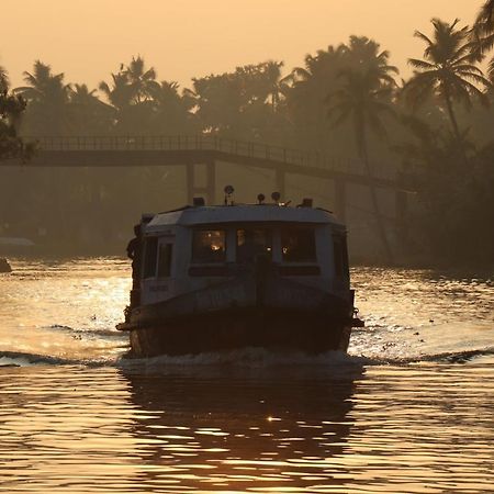 Marari Houseboat Hotel Марарикулам Екстериор снимка