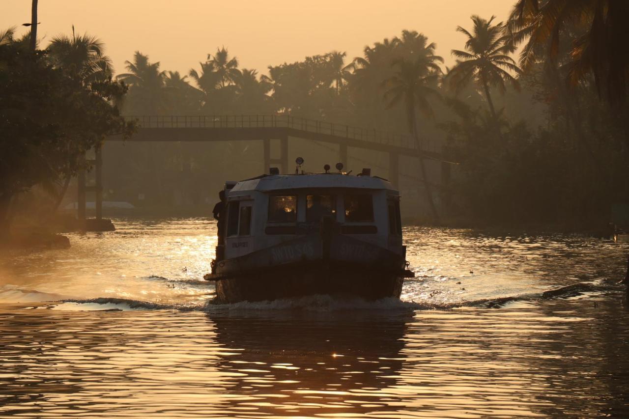 Marari Houseboat Hotel Марарикулам Екстериор снимка