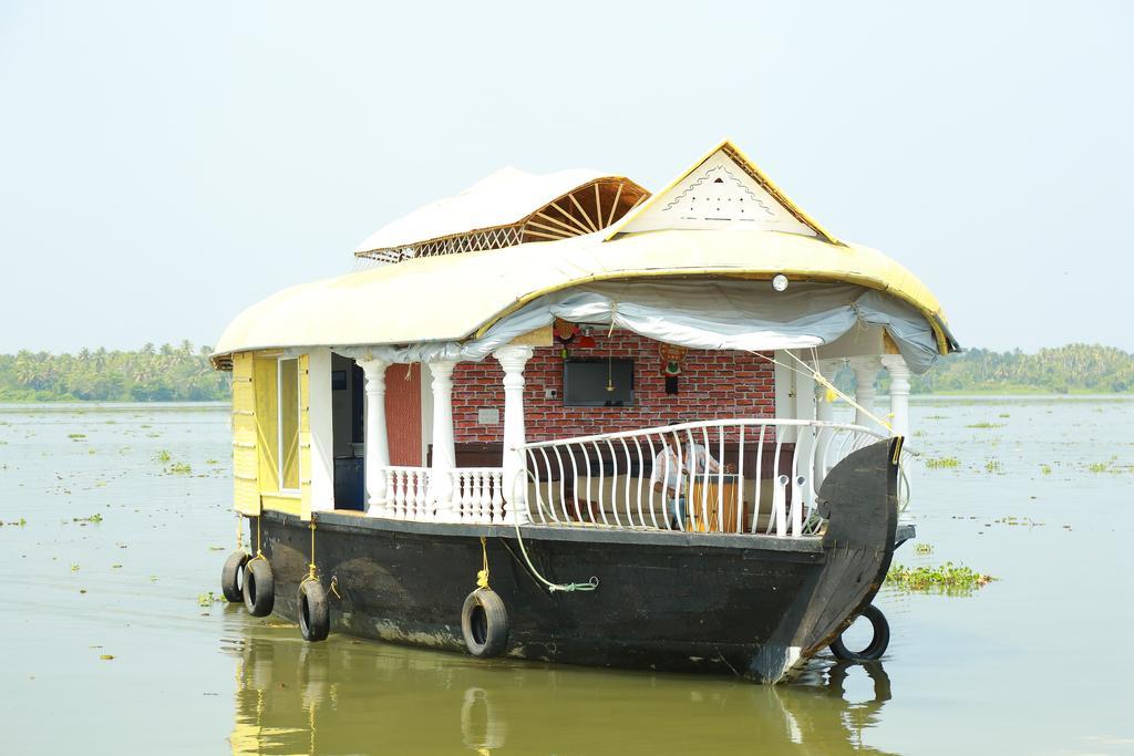 Marari Houseboat Hotel Марарикулам Стая снимка