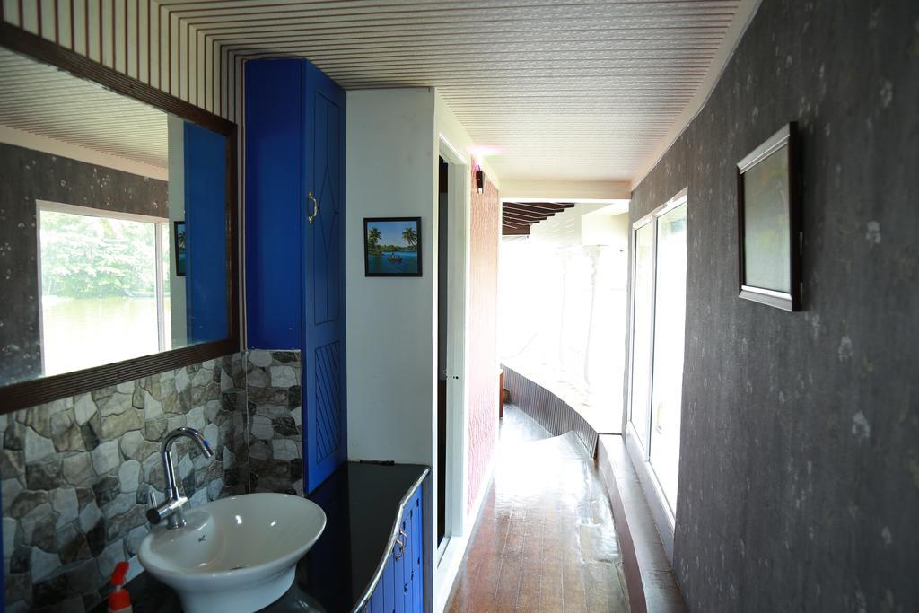 Marari Houseboat Hotel Марарикулам Екстериор снимка